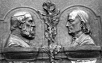 Die Reliefs der beiden Geehrten: Links: Matthias Chemnitz,der Textdichter Rechts: Karl Bellmann,der Komponist der Melodie