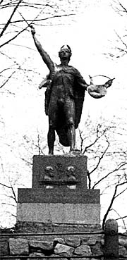 Das Chemnitz-Bei/mann-Denkmal in Schleswig ragt noch heute von der Höhe weit ins Land ...