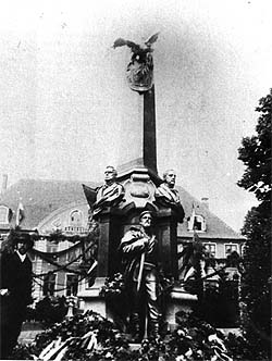 Feierliche Einweihung des Reventlou-Beseler-Denkmals 1891.Links: Paul Peterich