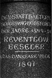 Die Inschrift des Reventlou-Beseler-Denkmals