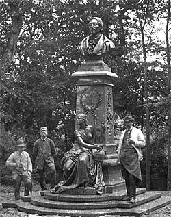 Ausschnitt: Originalaufnahme von der Aufstellung des Carl-Maria-von-Weber-Denkmals im Jahre 1890. Am Denkmal rechts:Der Künstler